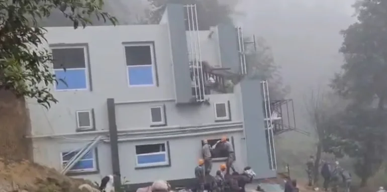 ललितपुरमा पहिरोले घर ढल्यो
