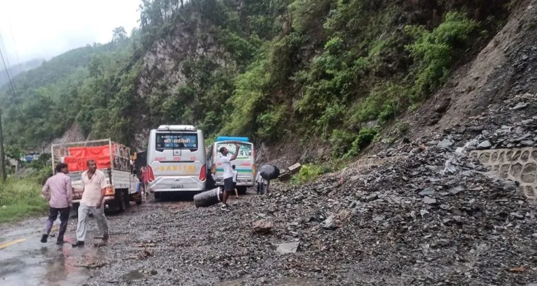 लगातार वर्षापछि नारायणगढ–मुग्लिन सडकखण्डमा पहिरो, सवारी आवागमन बन्द